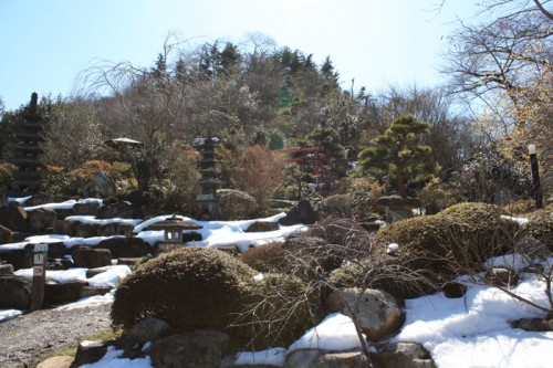 公園内にはまだ少し雪が見受けられました。