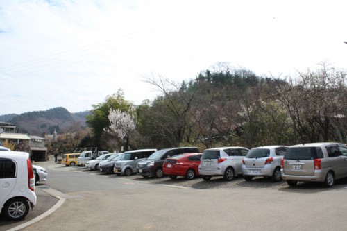 花見山公園入口付近にはお天気のせいか車が沢山！