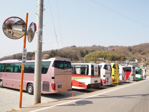 遠方からの観光バスもズラリ