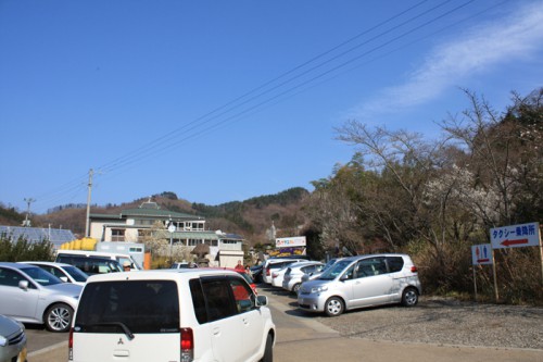 花見山入口の様子。駐車できるのは5日まで。