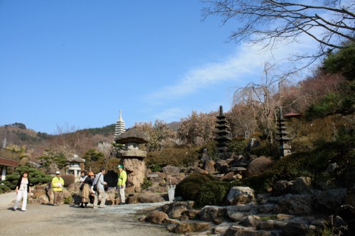 花見山を知り尽くした「花の案内人」はGWまで常住しています。