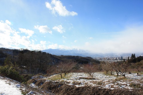 雪が降っている地区と降っていない地区。空でわかりますね。 この後から市内も雪に。