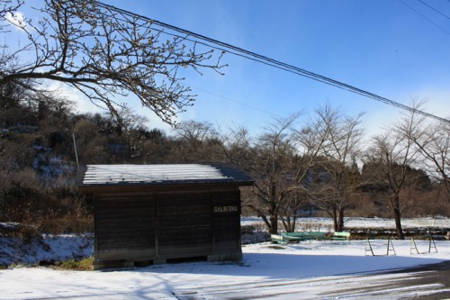 さらっと積もった雪なのに気温が低く溶けませんね。