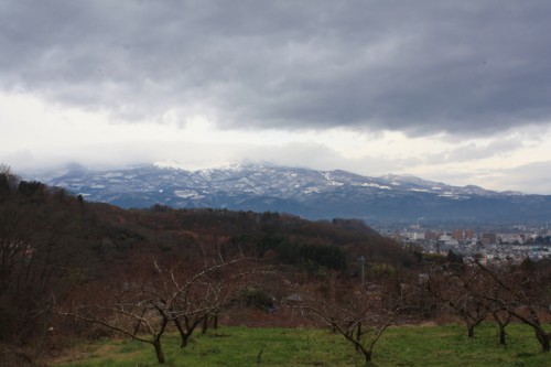 山方面は雪が降っています。