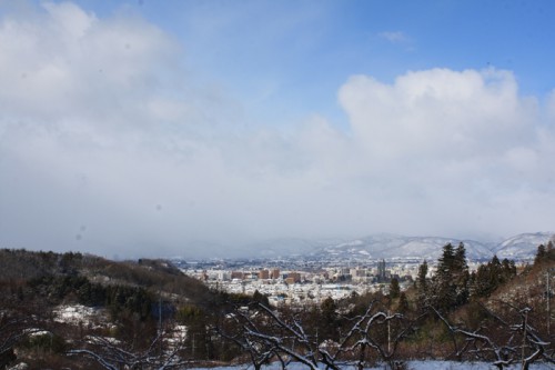 吾妻連邦（市内西部）は雪が降っています