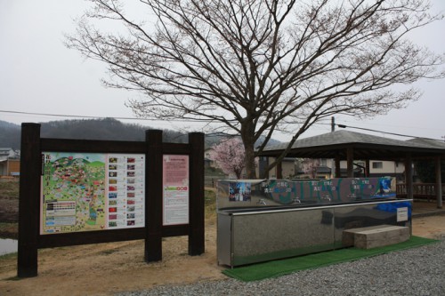 バス臨時駐車場側の案内板には花の紹介も載っていますよ