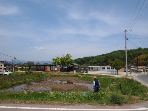 賑わった物産ブースも終了し、向かいの池では蓮の手入れをしてくださっていました