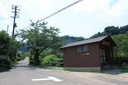 2019年8月6日福島県福島市 花見山公園の情報。緑に囲まれた案内所