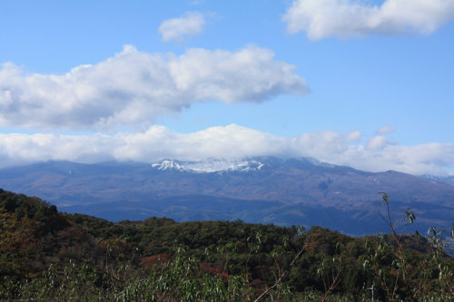 福島県福島市花見山公園2020年11月5日画像。吾妻連峰雪景色