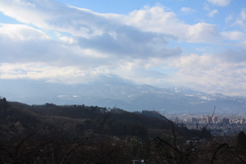 福島県福島市花見山公園2020年12月28日画像。花見山散策コースからの吾妻連峰